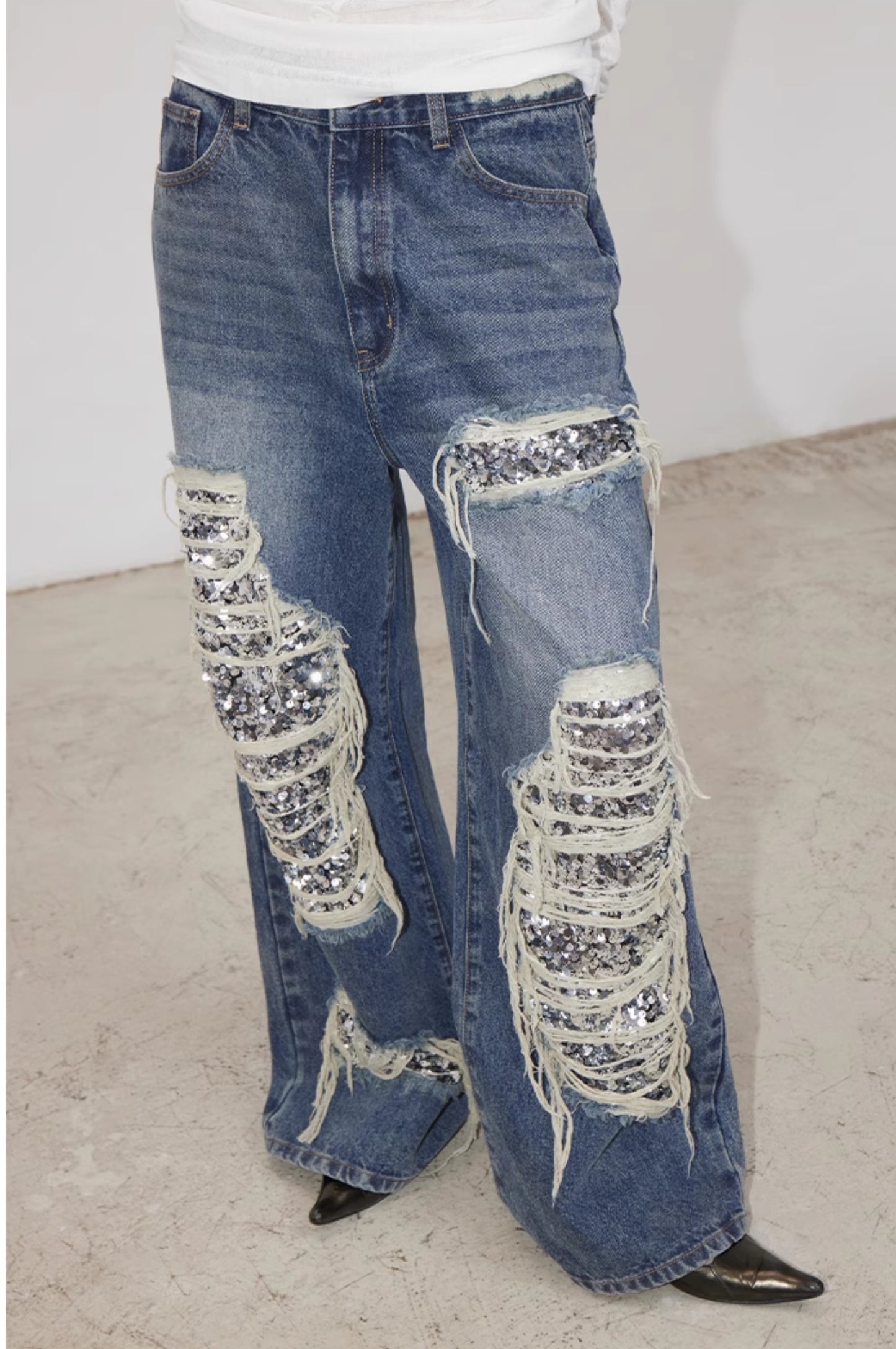 SEQUIN ACCENT DESTROYED JEANS