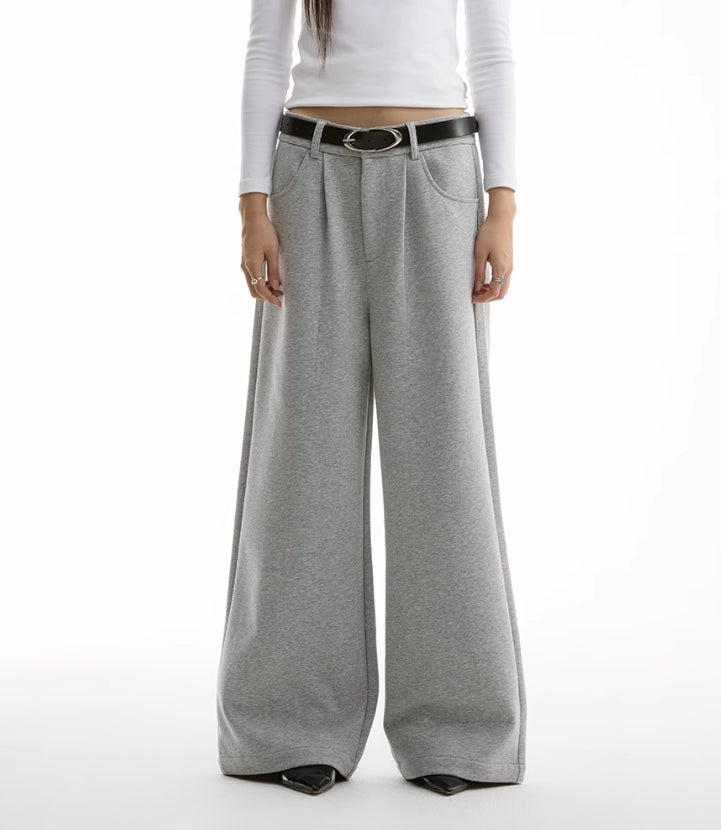 STRAIGHT FIT PLEATED SWEATPANTS