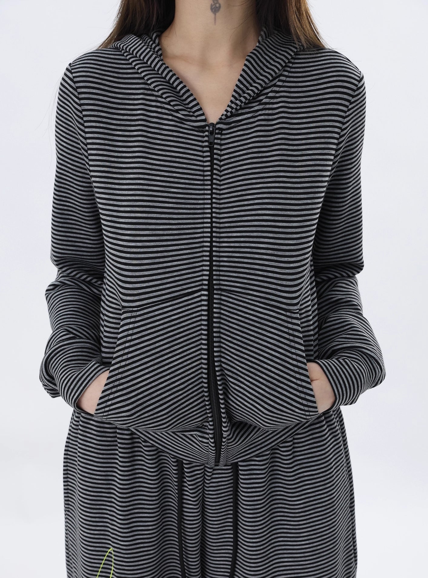 CROSS PRINT STRIPED SWEAT SET