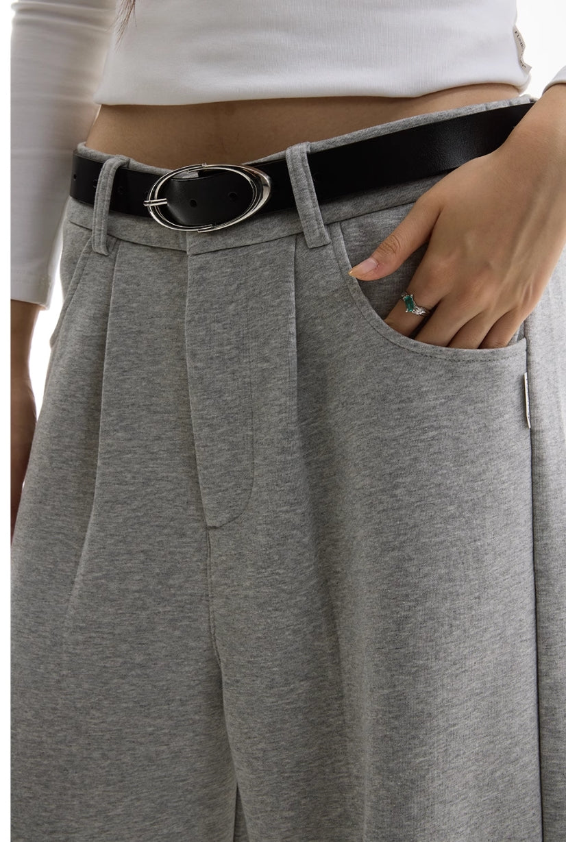 STRAIGHT FIT PLEATED SWEATPANTS
