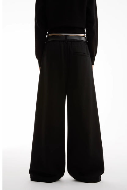 STRAIGHT FIT PLEATED SWEATPANTS