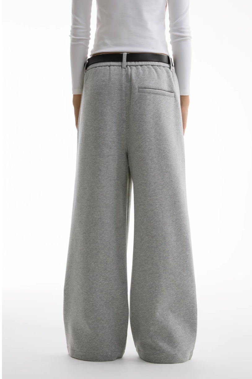 STRAIGHT FIT PLEATED SWEATPANTS