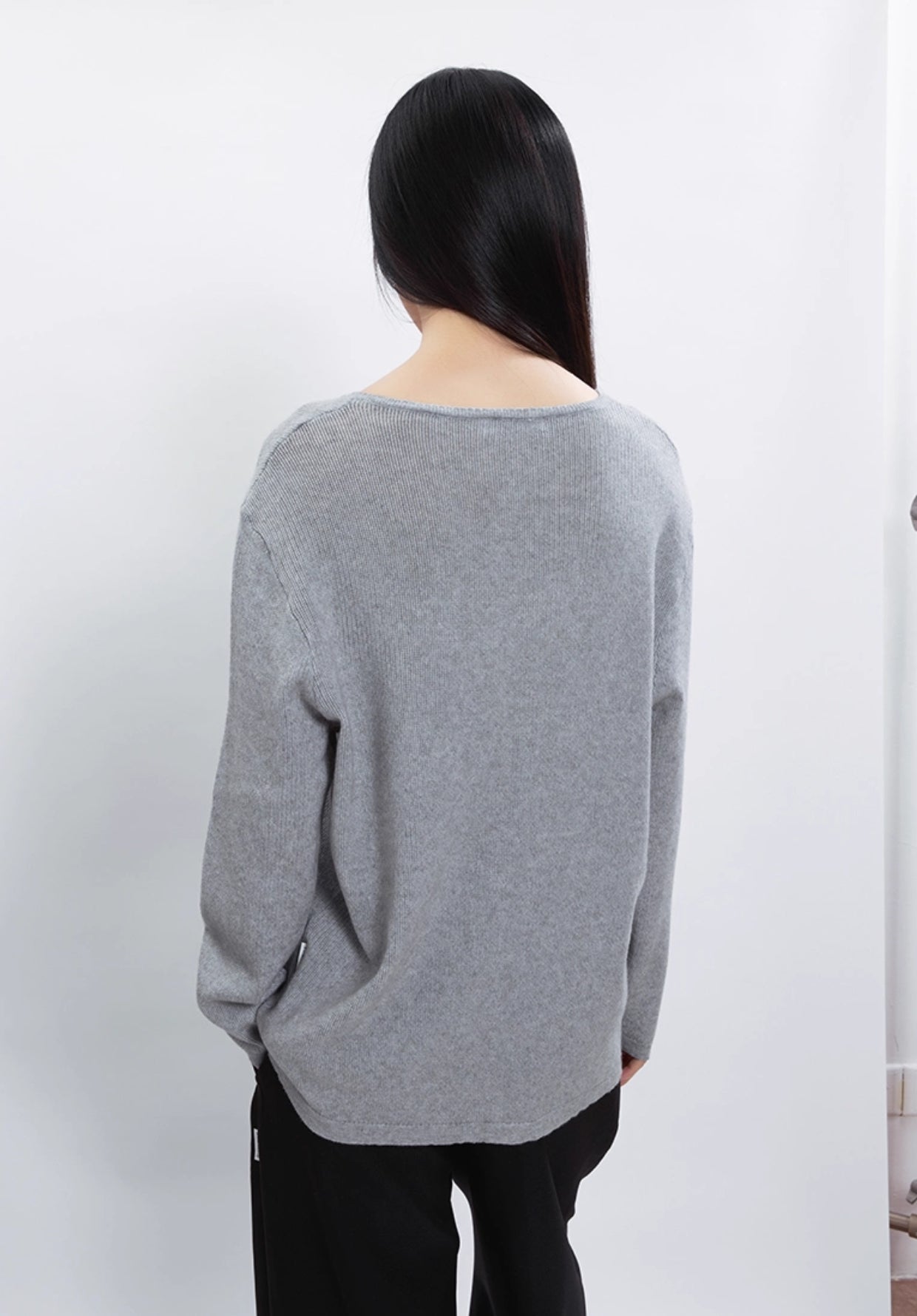 SOLID COLOR KNIT V-NECK SWEATER