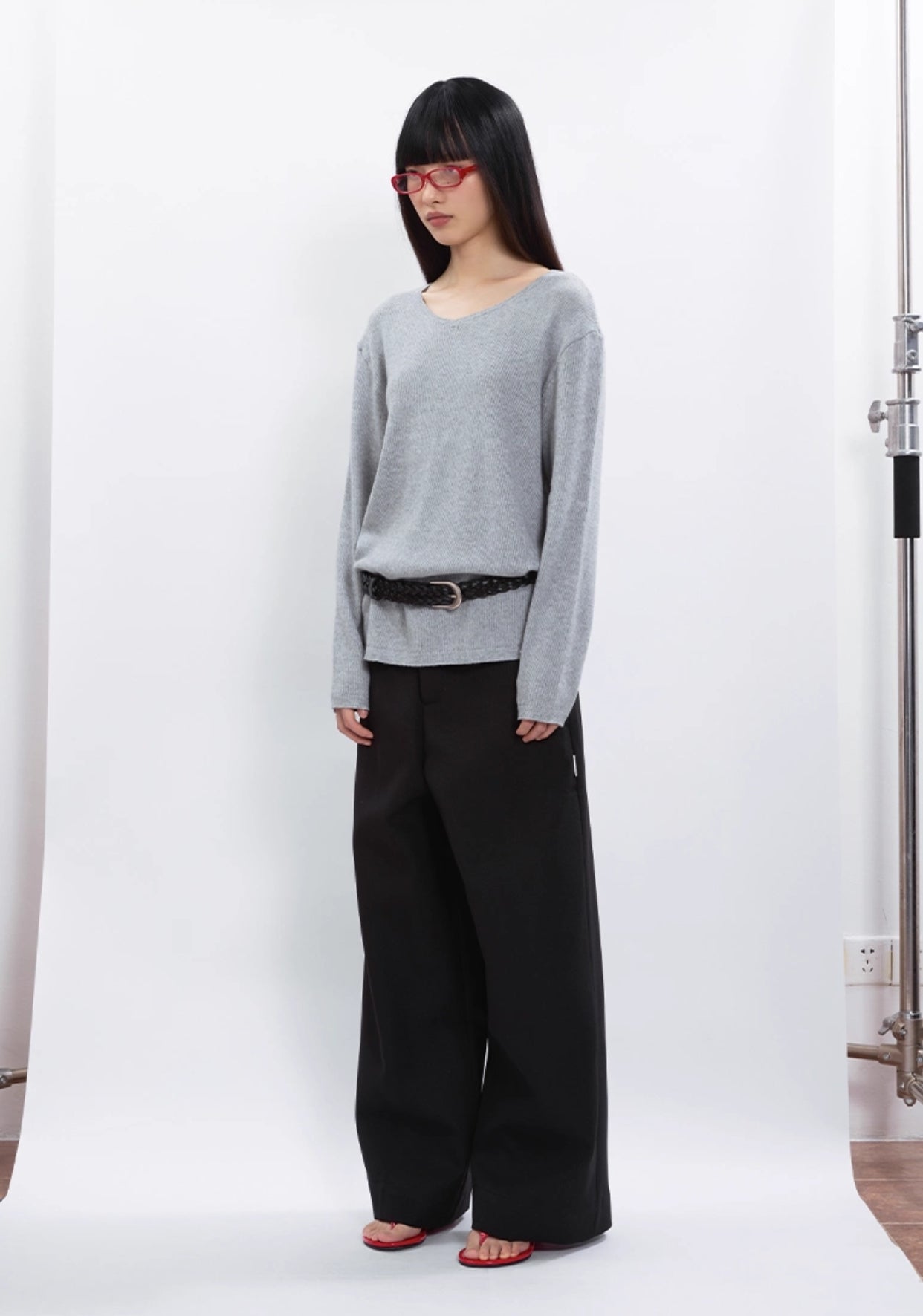 SOLID COLOR KNIT V-NECK SWEATER