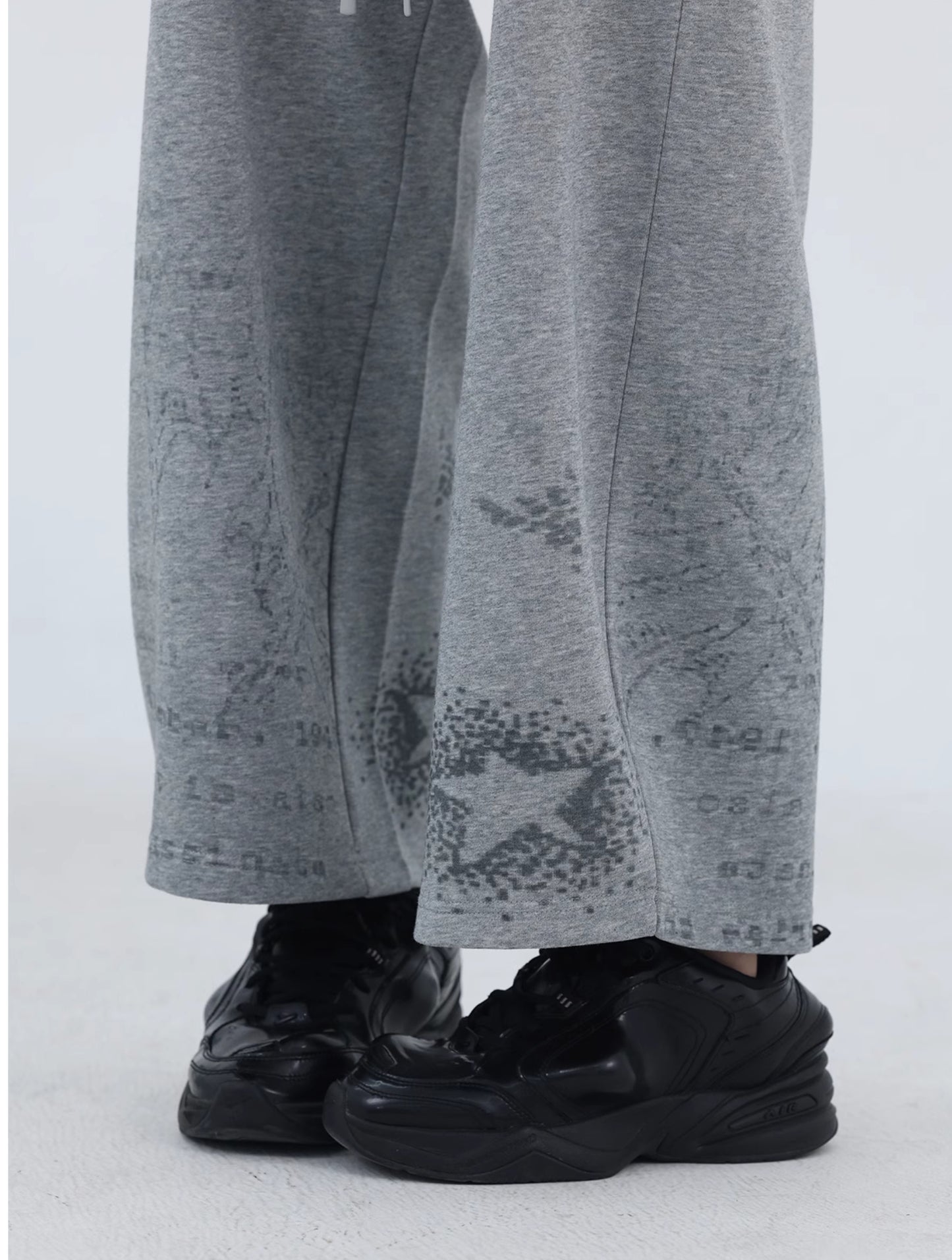 GRAPHIC GRAY STREET SWEATPANTS