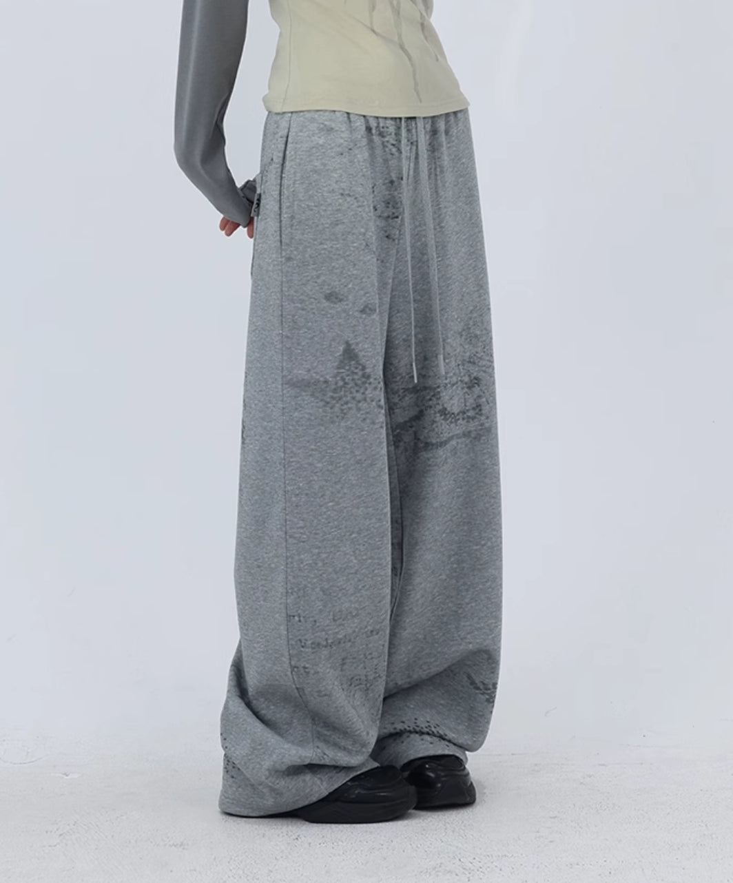 GRAPHIC GRAY STREET SWEATPANTS