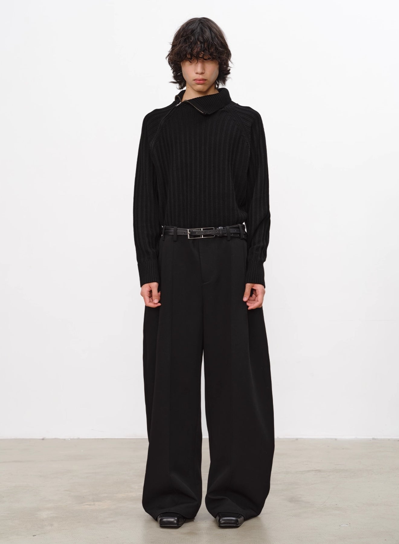 OBLIQUE ZIP TURTLENECK SWEATER
