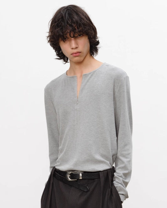 INVISIBLE ZIP CREW NECK