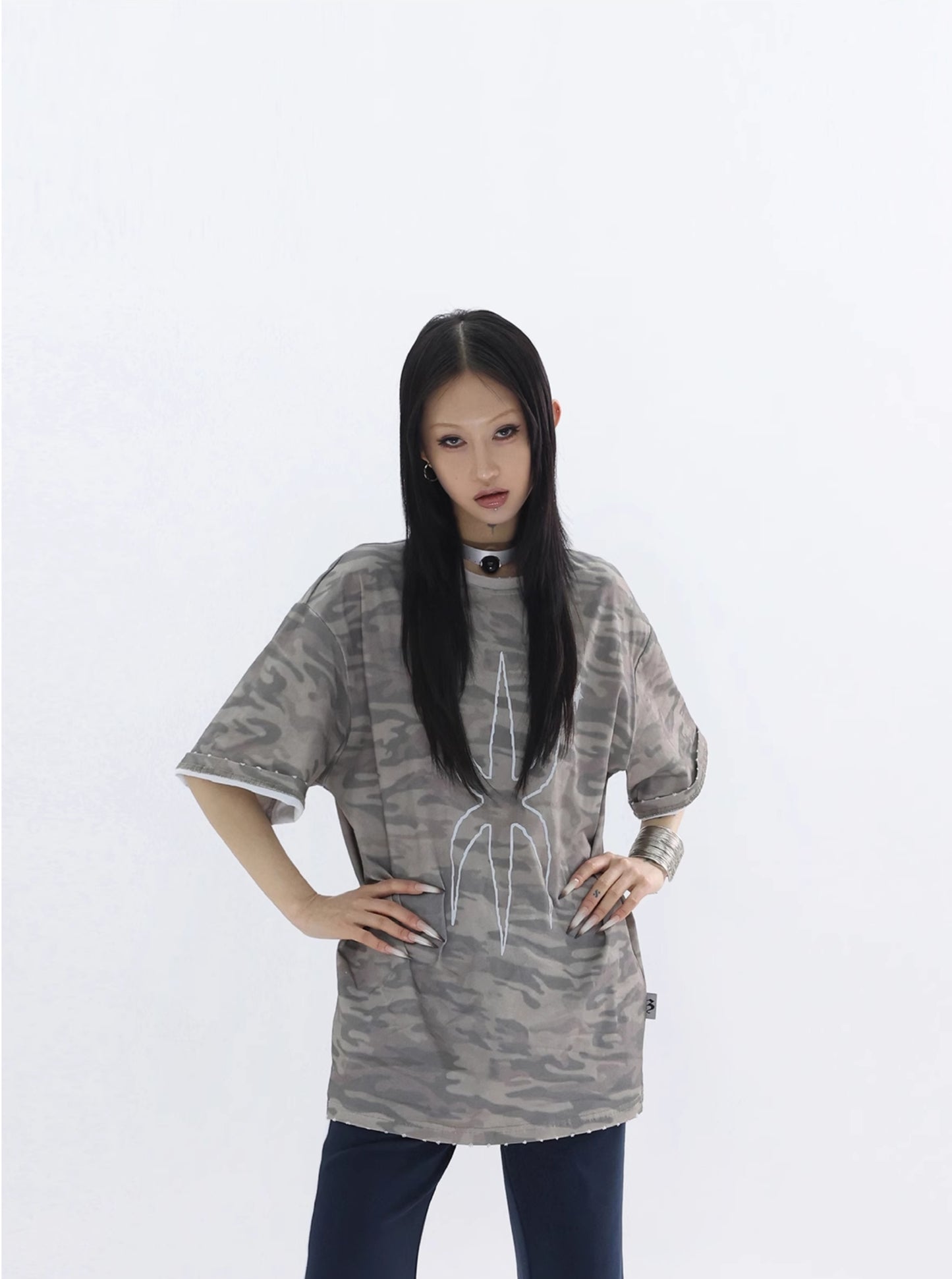 REFLECTIVE CAMO DISTRESSED TEE
