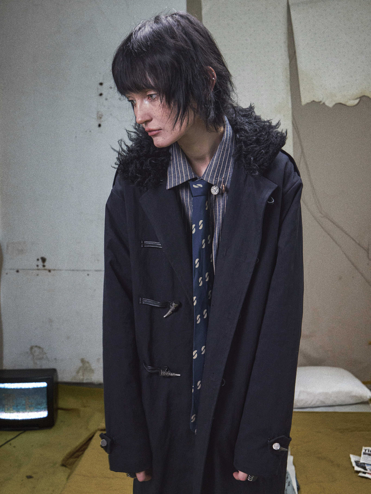 ENGRAVED METAL BUCKLE FUR COLLAR COAT