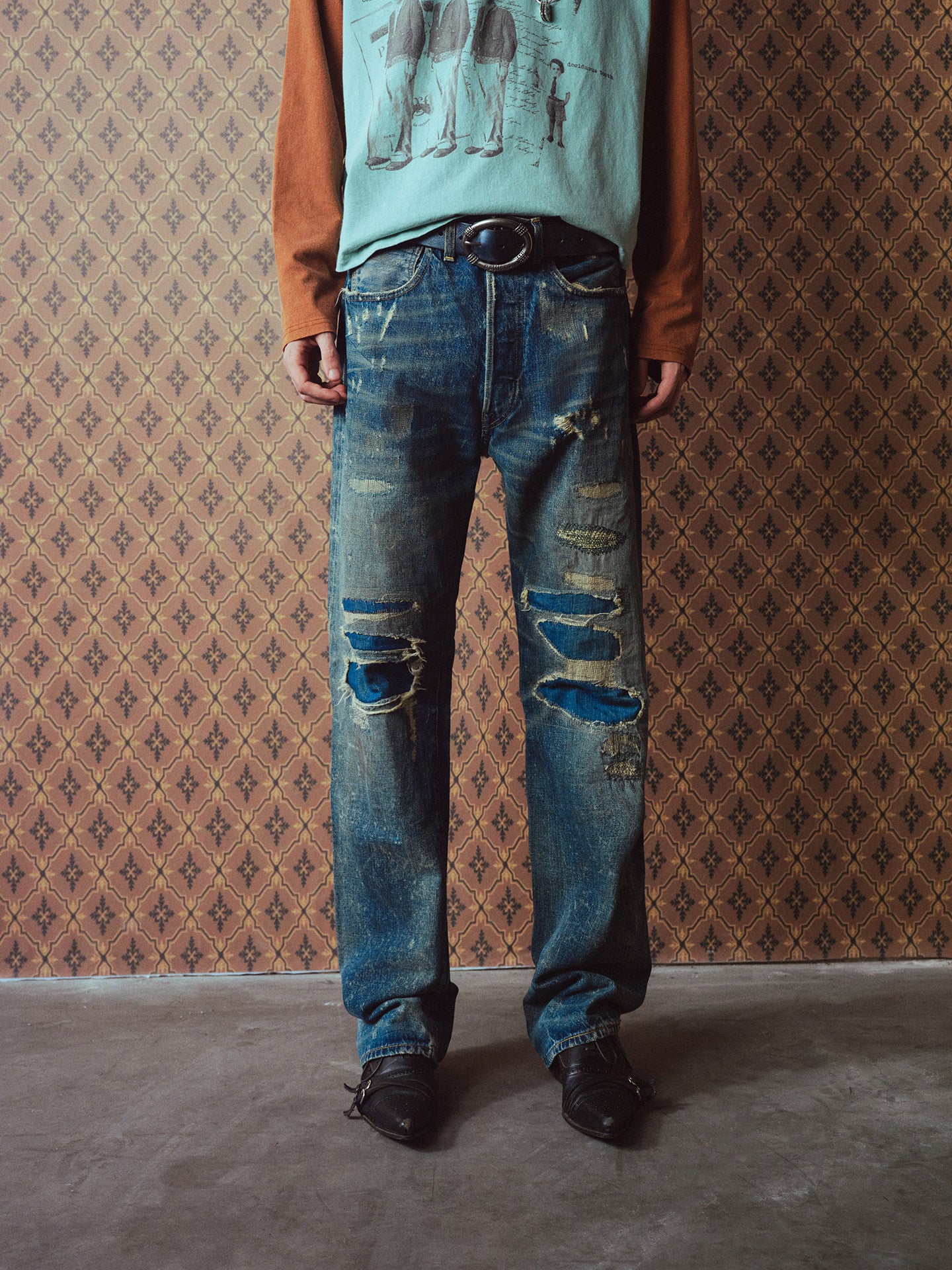 DARK WASHED DESTROYED STRAIGHT JEANS