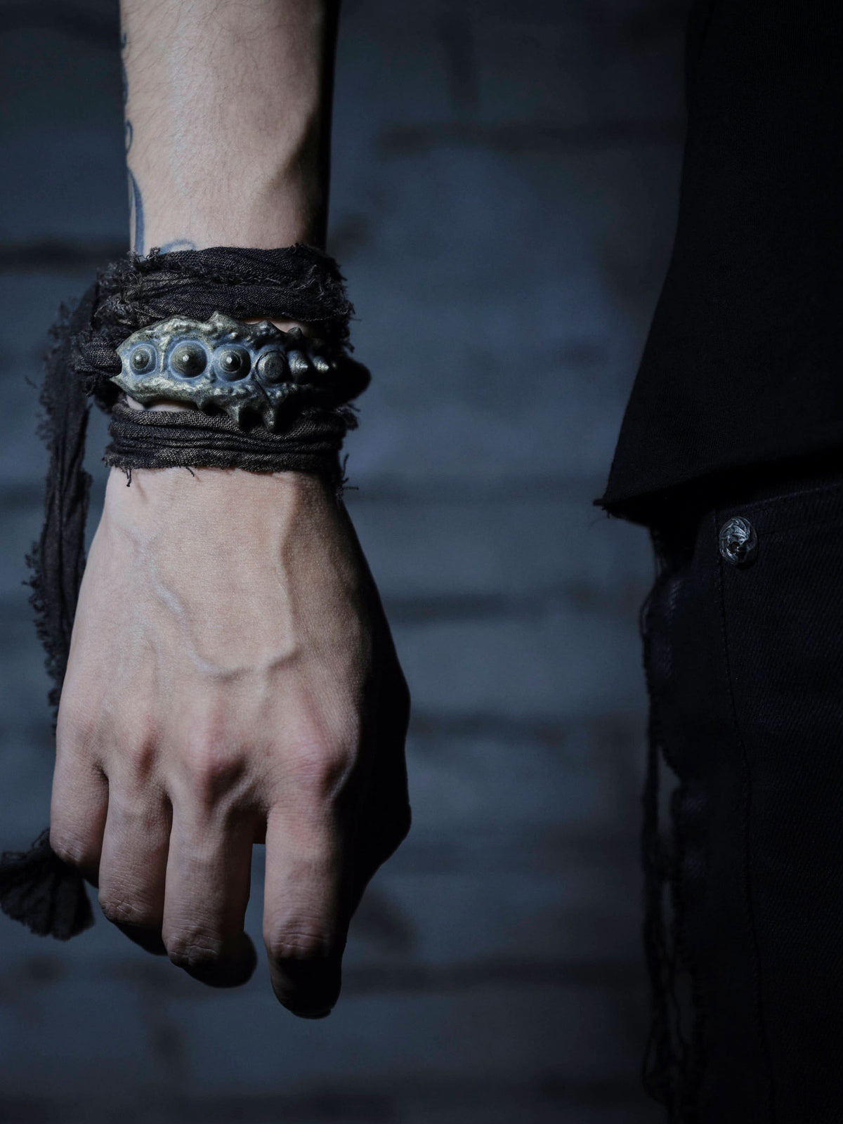 DARK RIBBON ROCK BRACELET