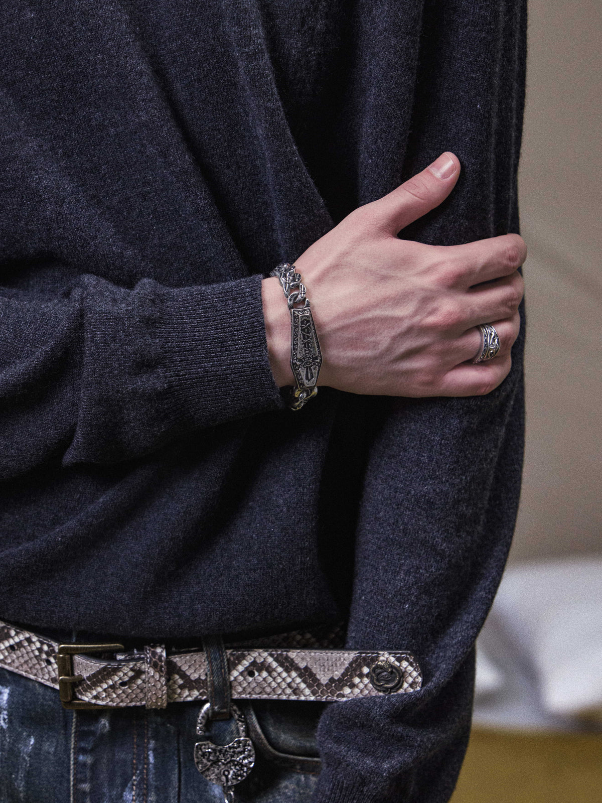SNAKE EYE RIVETED COWHIDE BELT