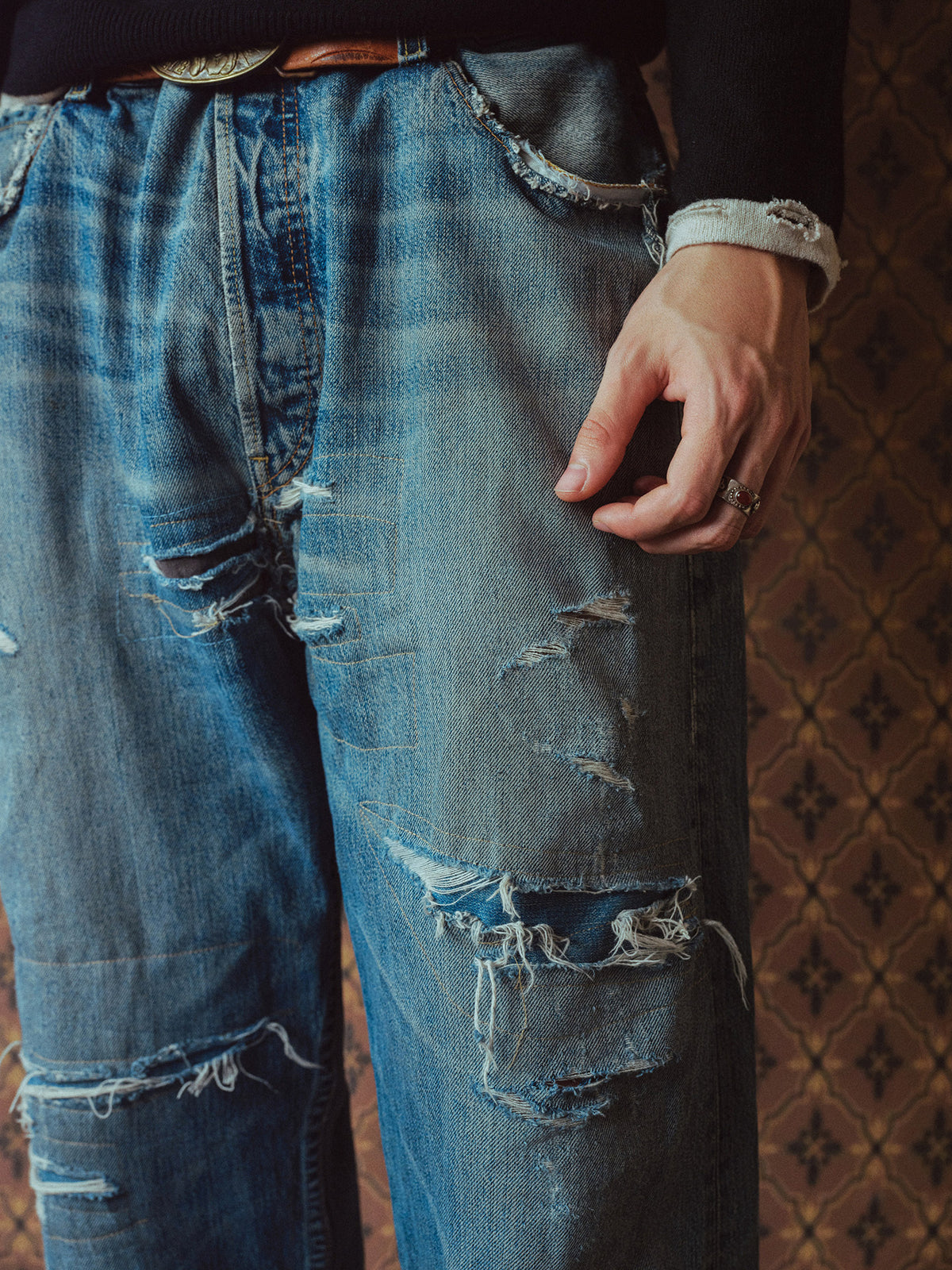 SLASHED DETAIL LOOSE STRAIGHT JEANS