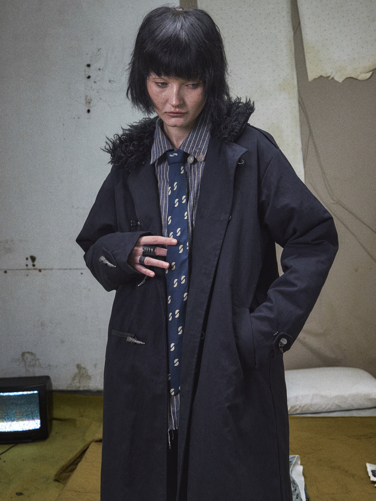 ENGRAVED METAL BUCKLE FUR COLLAR COAT