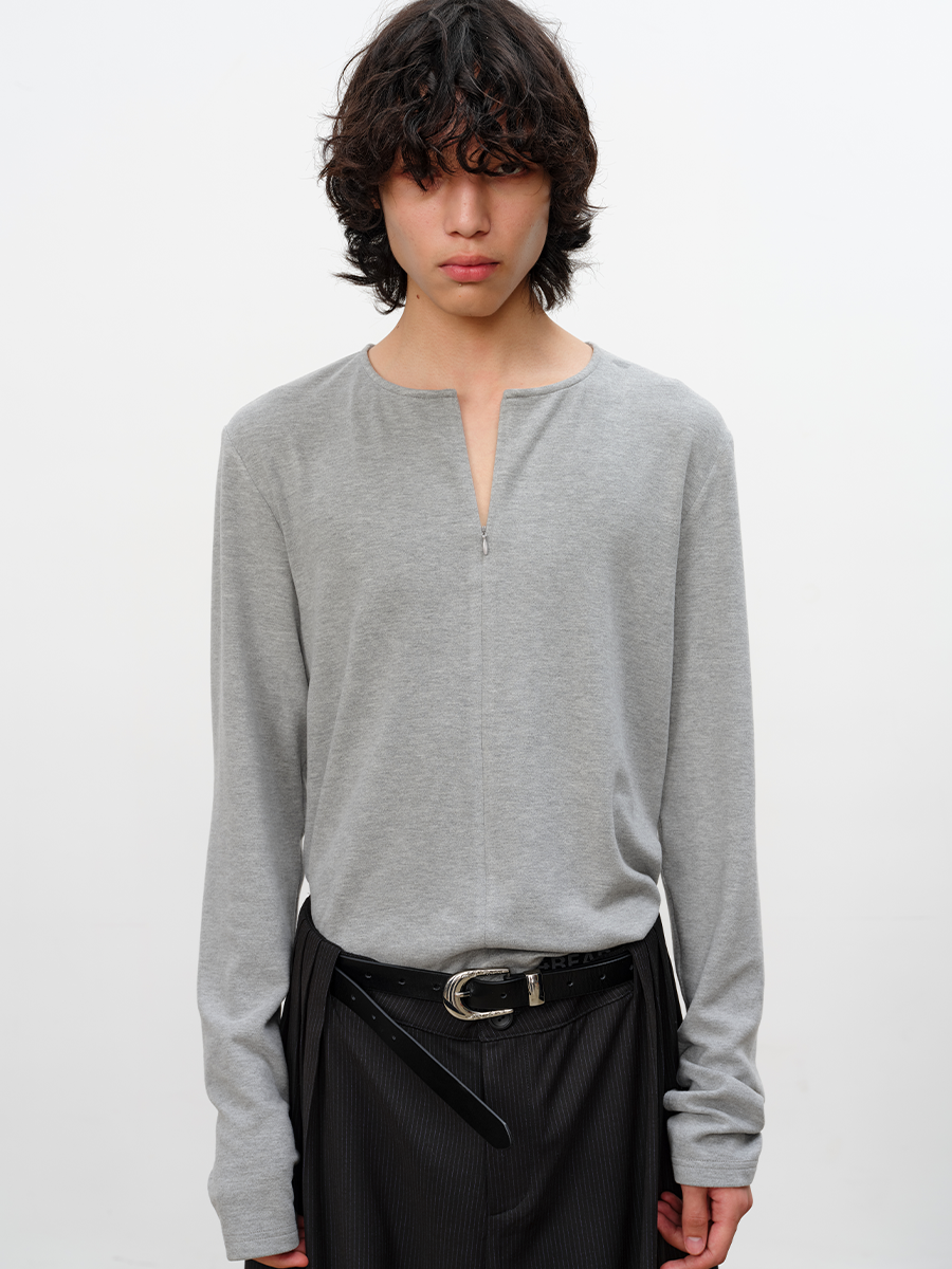 INVISIBLE ZIP CREW NECK
