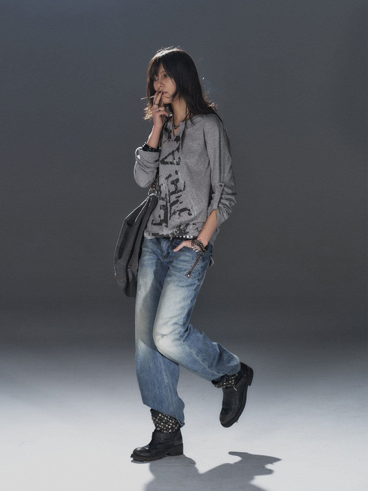 SILVER DISTRESSED V NECK TEE