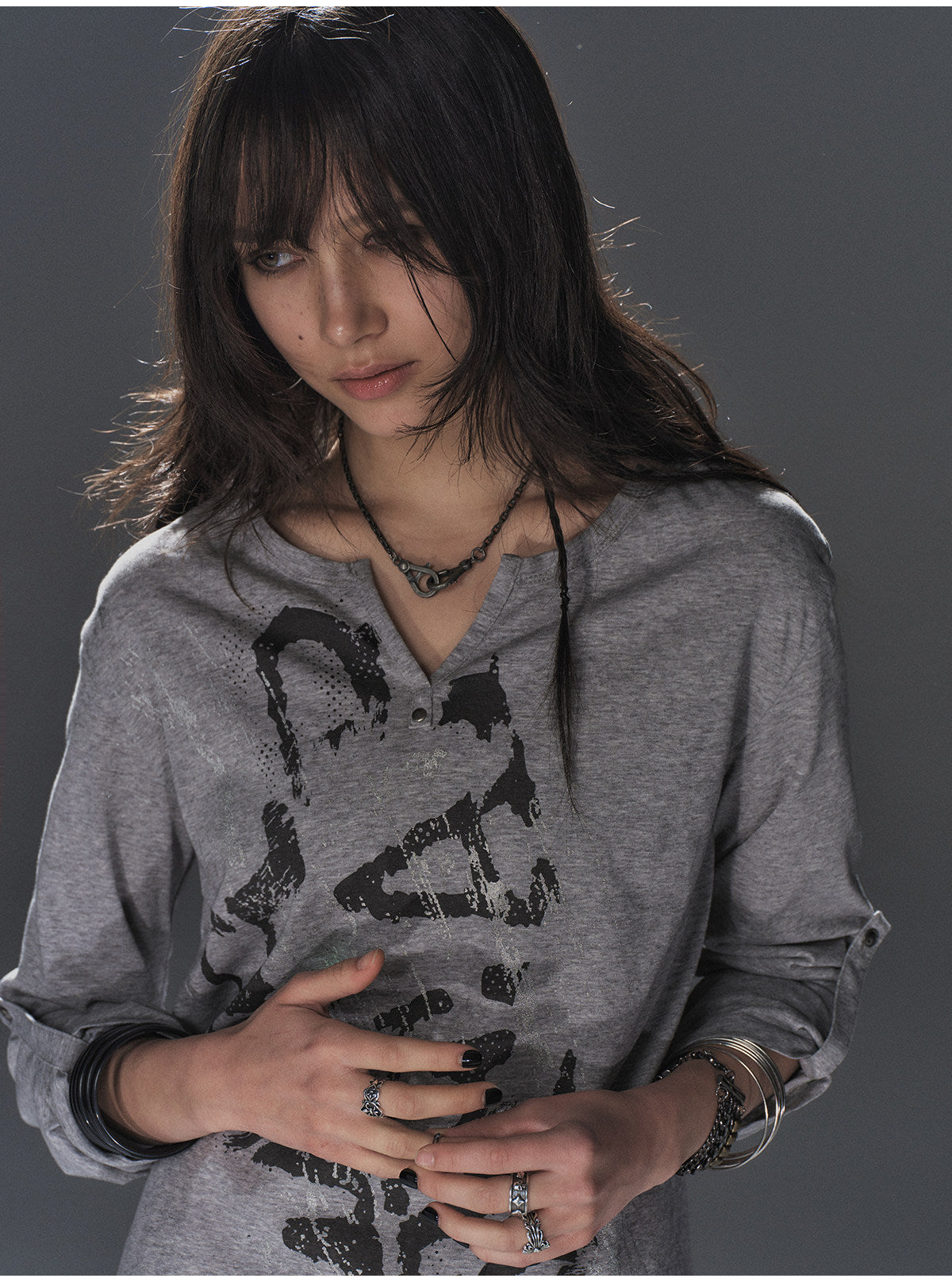 SILVER DISTRESSED V NECK TEE