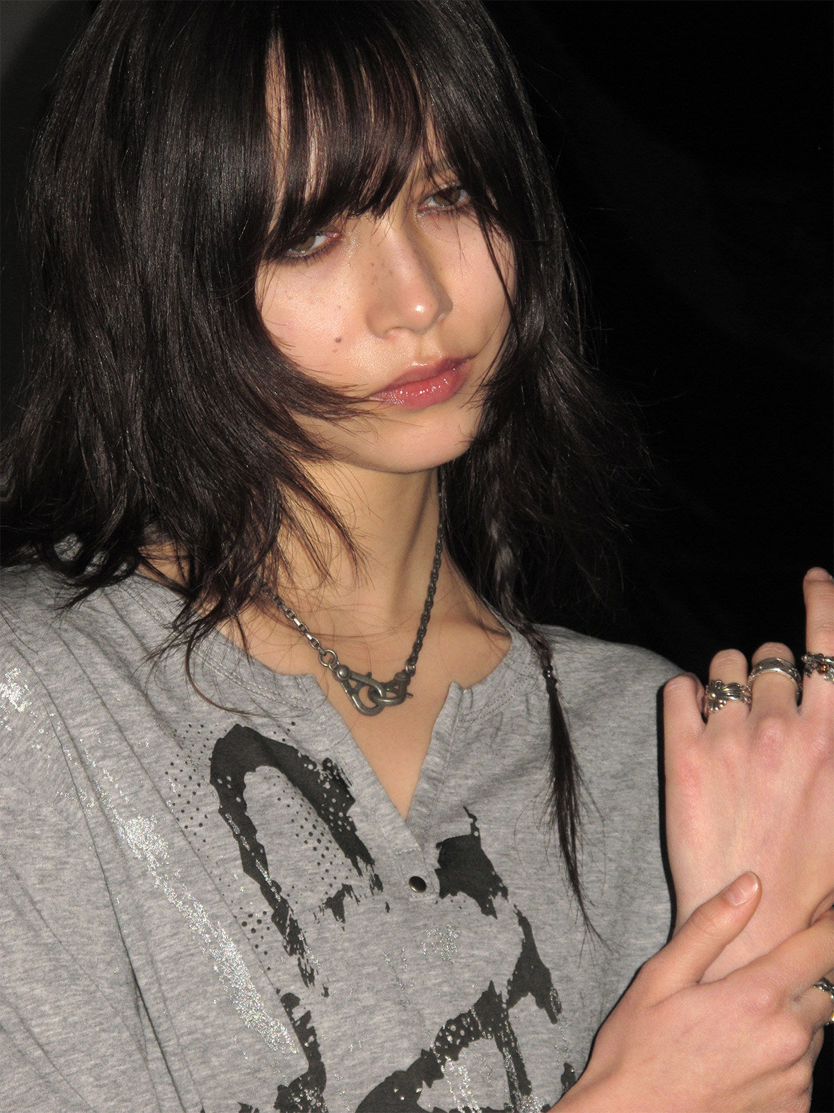 SILVER DISTRESSED V NECK TEE
