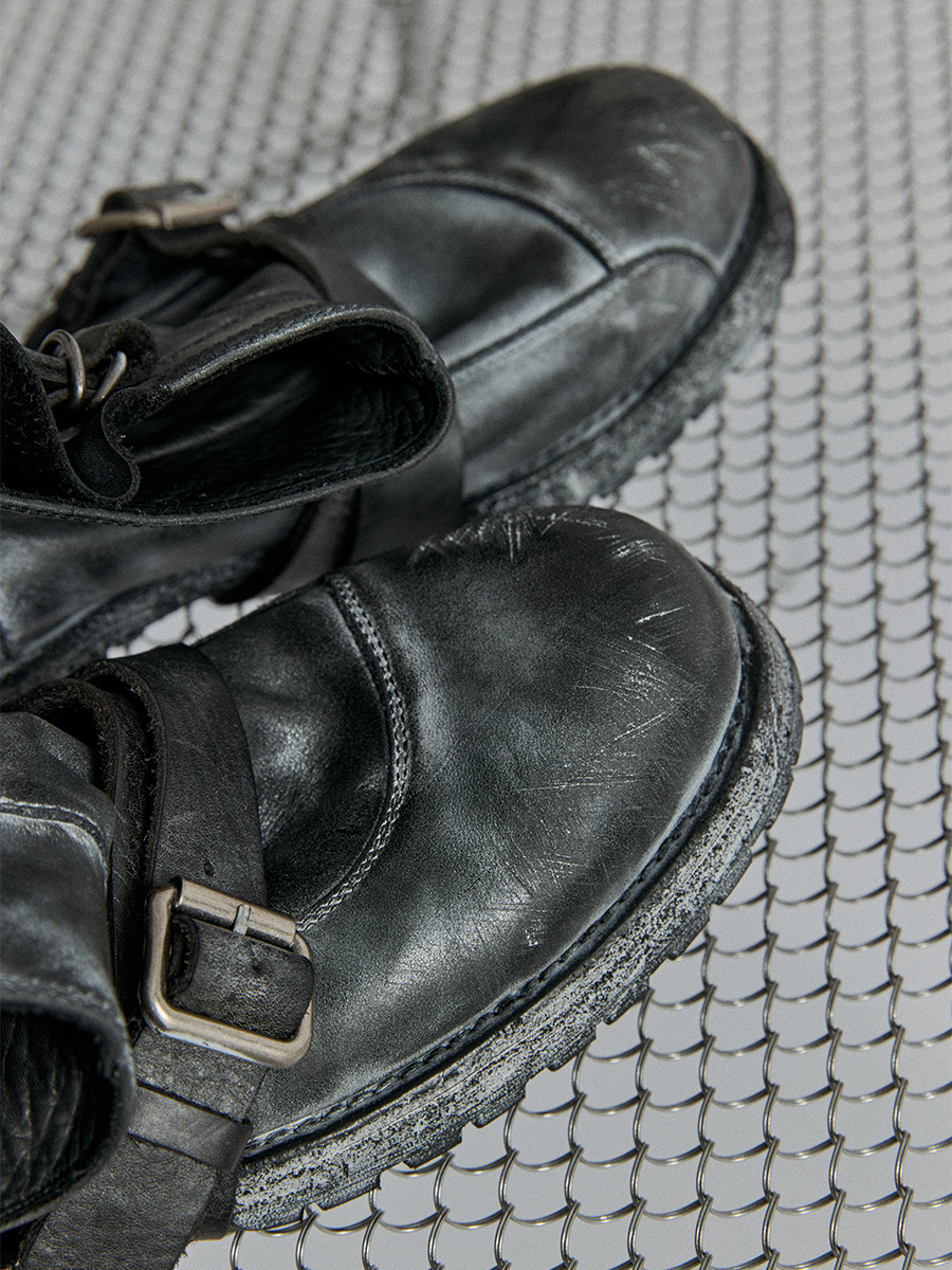 DISTRESSED STRAP FROST BOOTS