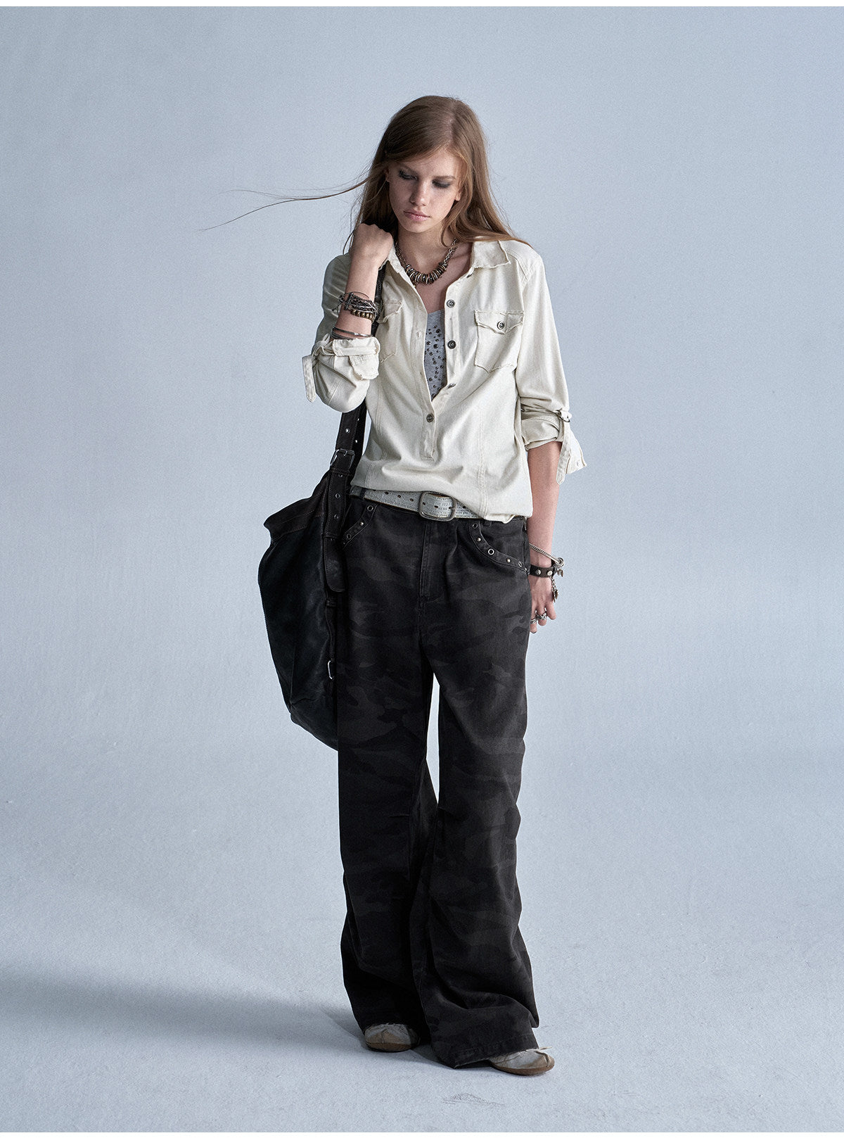 WASHED BUCKLE SLEEVE KNIT SHIRT