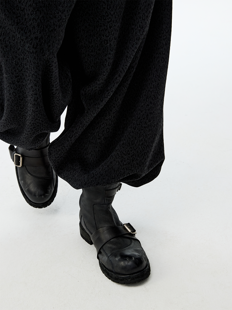 DISTRESSED STRAP FROST BOOTS