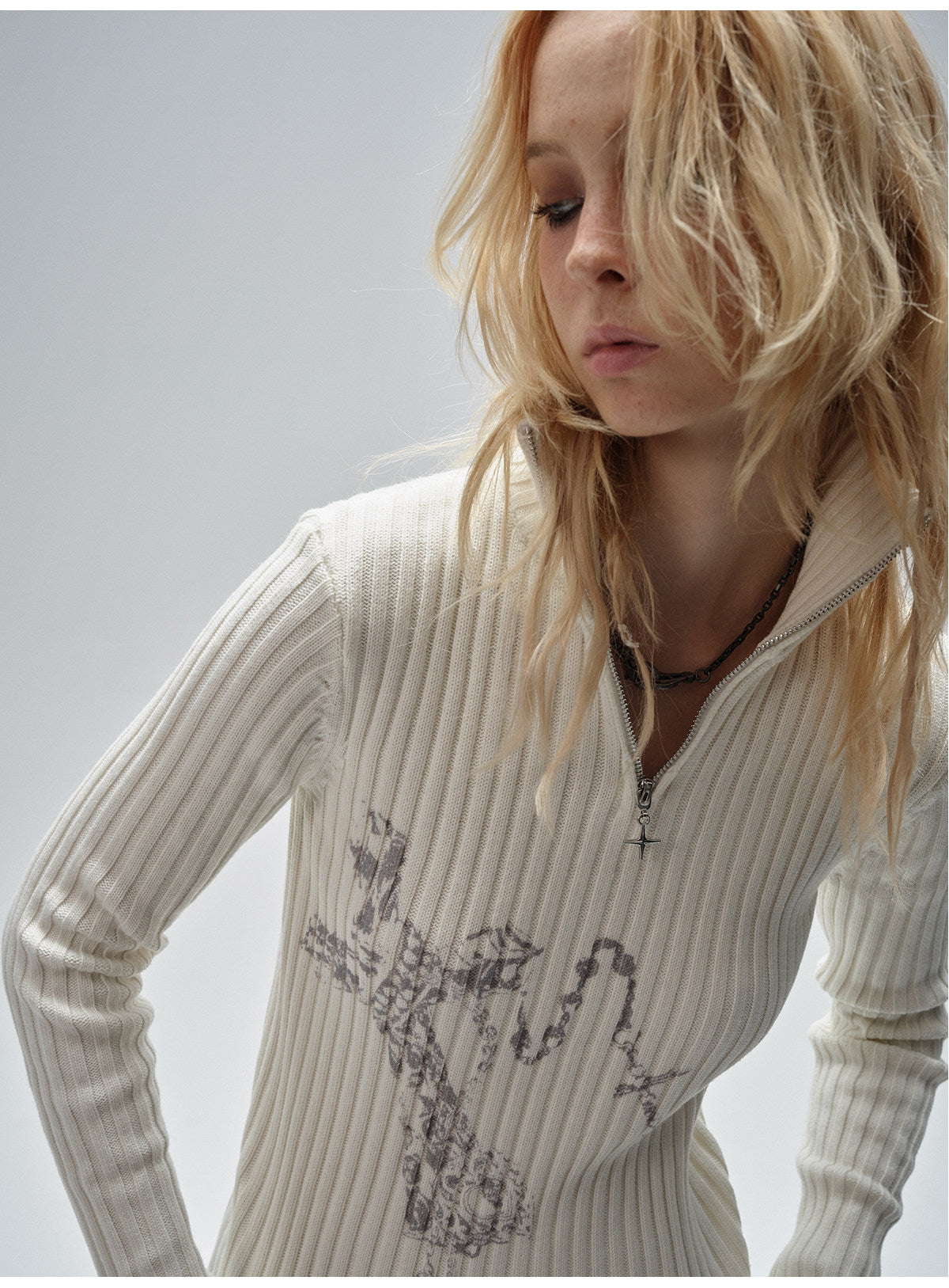 VERTICAL TEXTURE ZIP TURTLENECK TOP