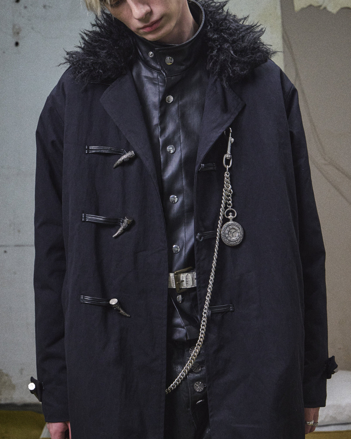 ENGRAVED METAL BUCKLE FUR COLLAR COAT