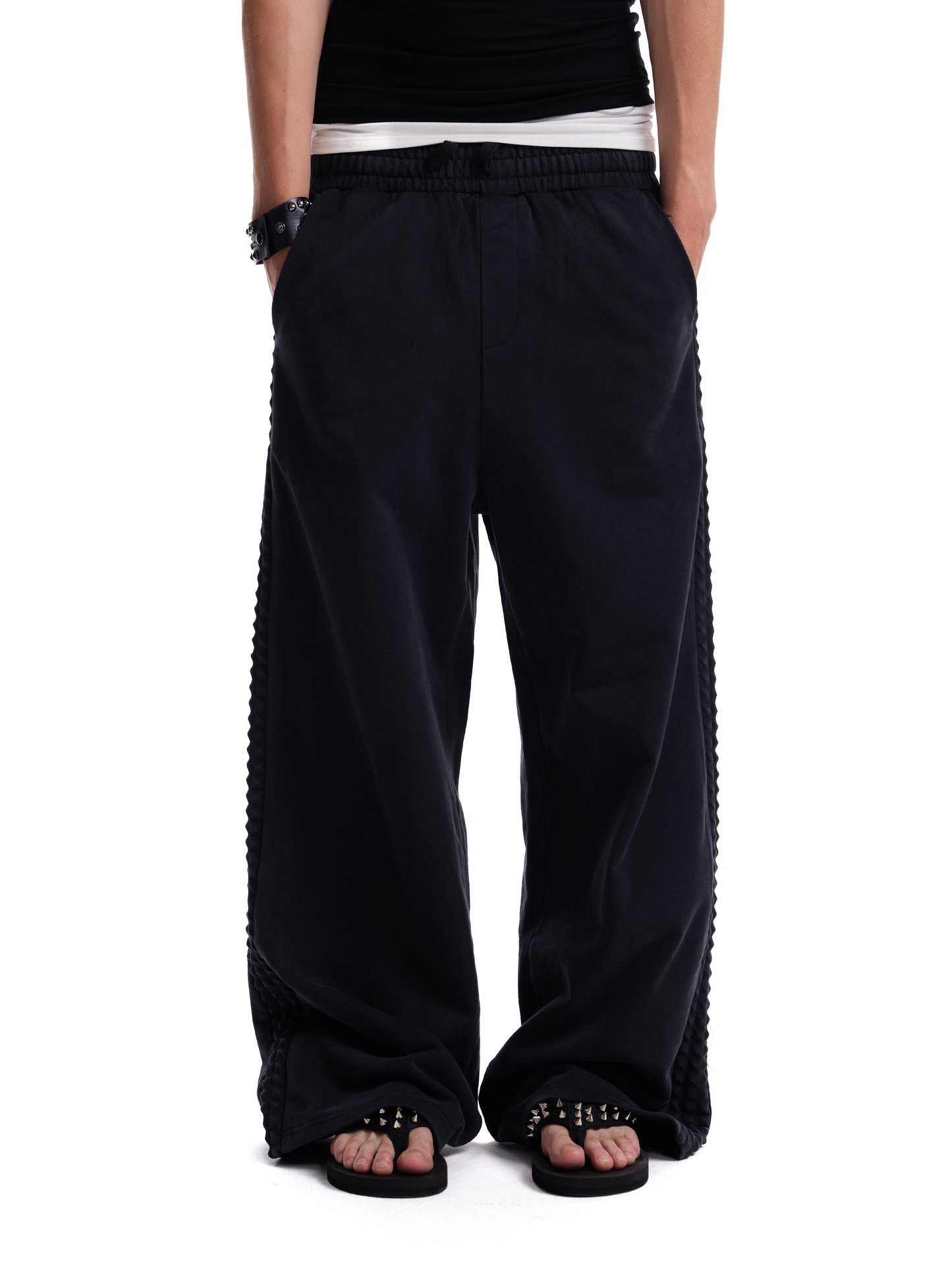 DISTRESSED RIVET BAGGY SWEATPANTS