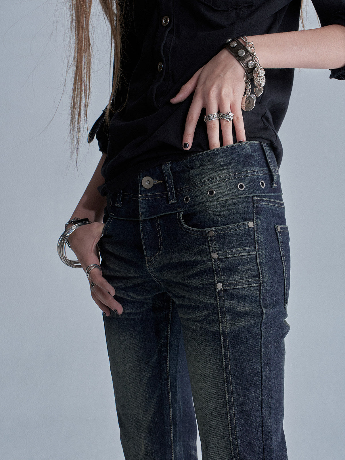 LOW RISE WHISKER FLARE JEANS