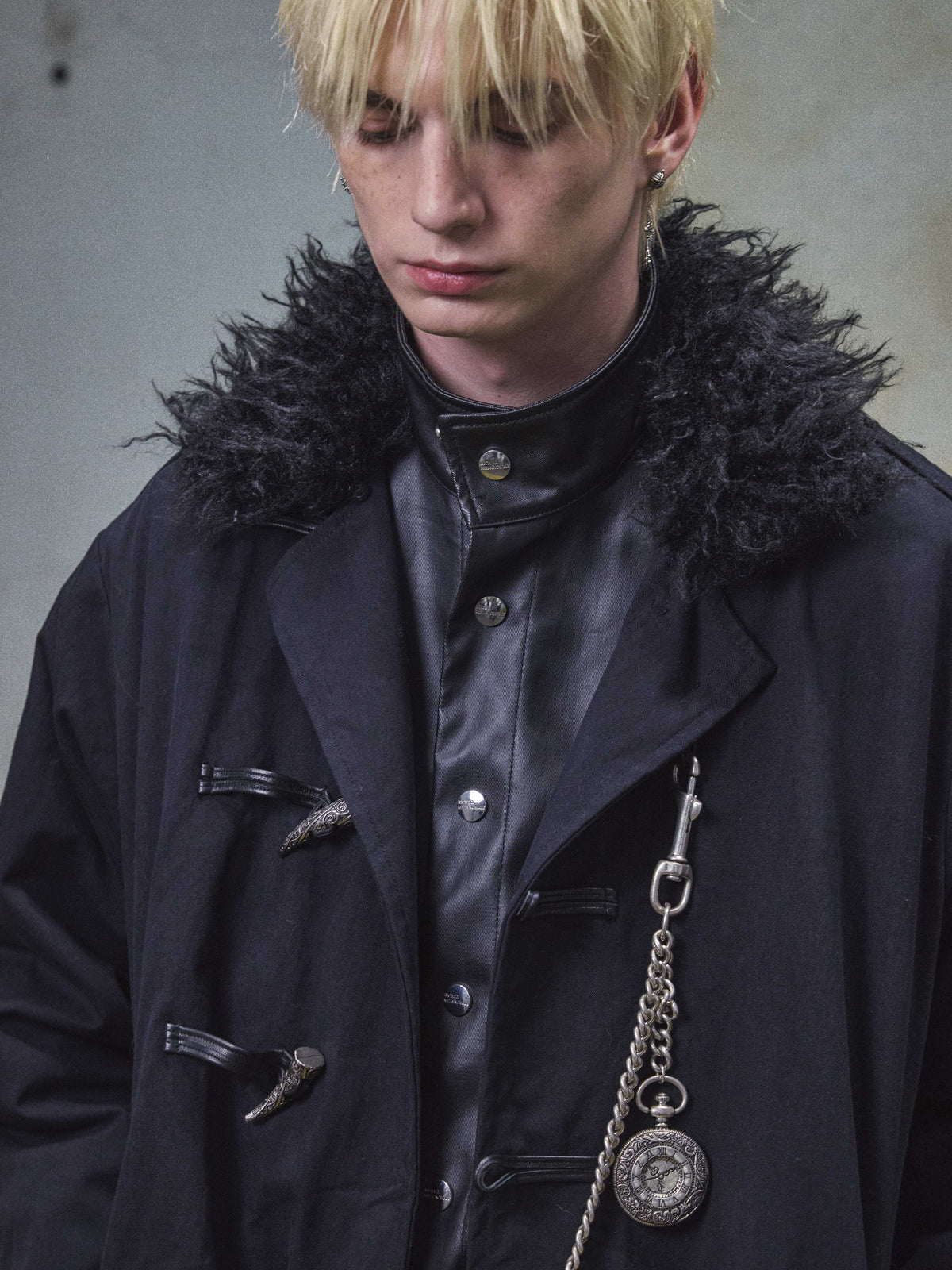 ENGRAVED METAL BUCKLE FUR COLLAR COAT